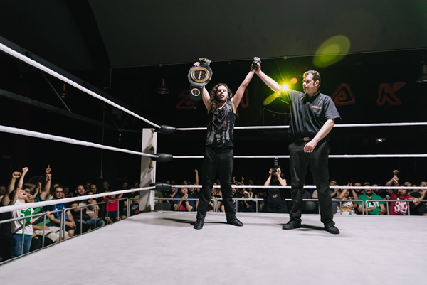 Nεκροθάφτης retain champion