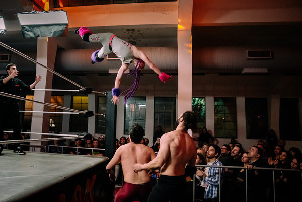 Μιχαήλ Άγγελος over top rope on Cenaj FBI
