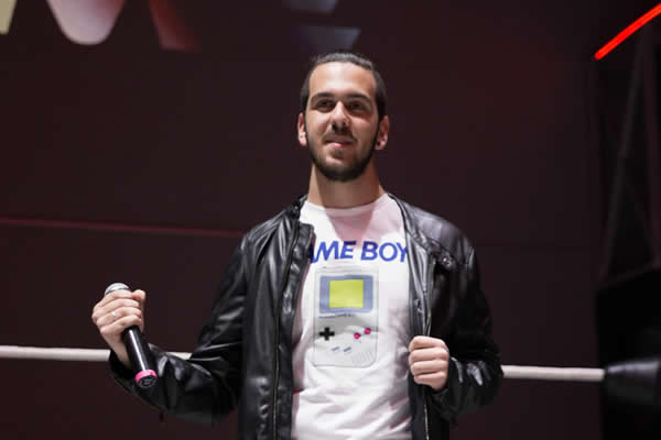 Δήμος με tshirt Gameboy
