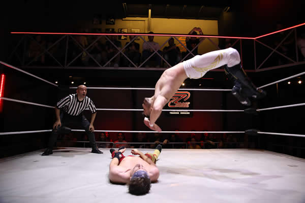 Λουης standing moonsault on Killian Jacobs