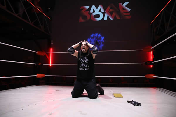 Kass σε απόγνωση στη μέση του ring