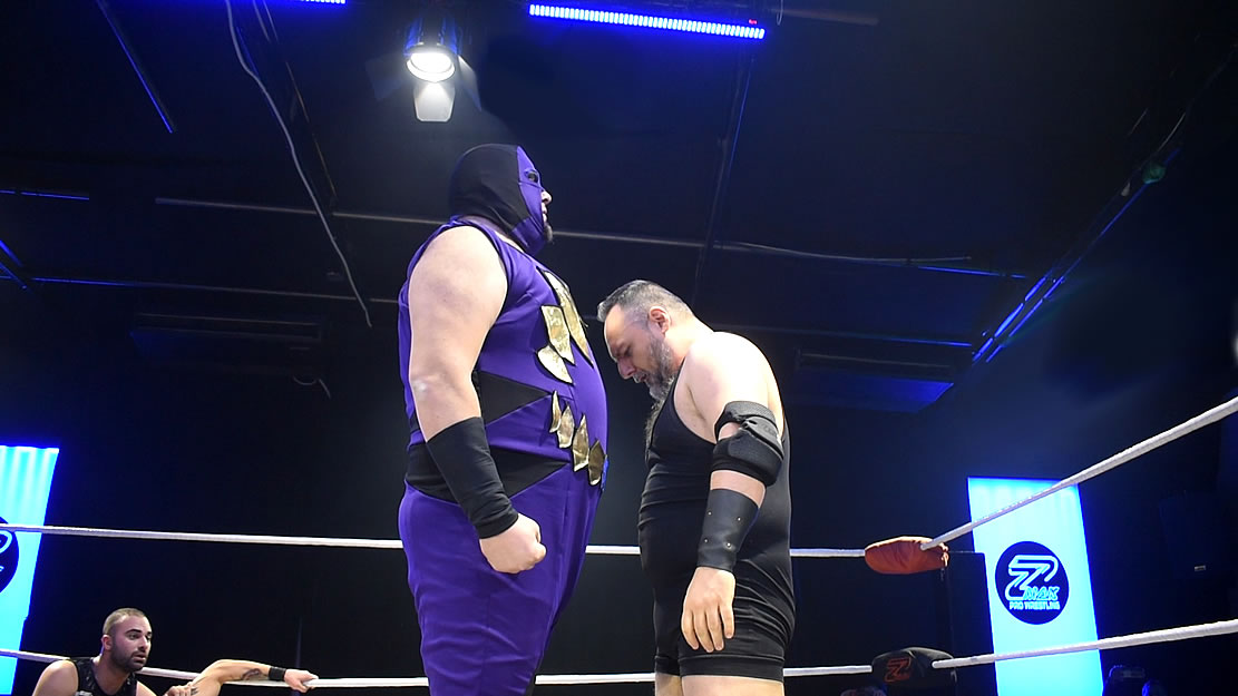 Kong Goliath staredown
