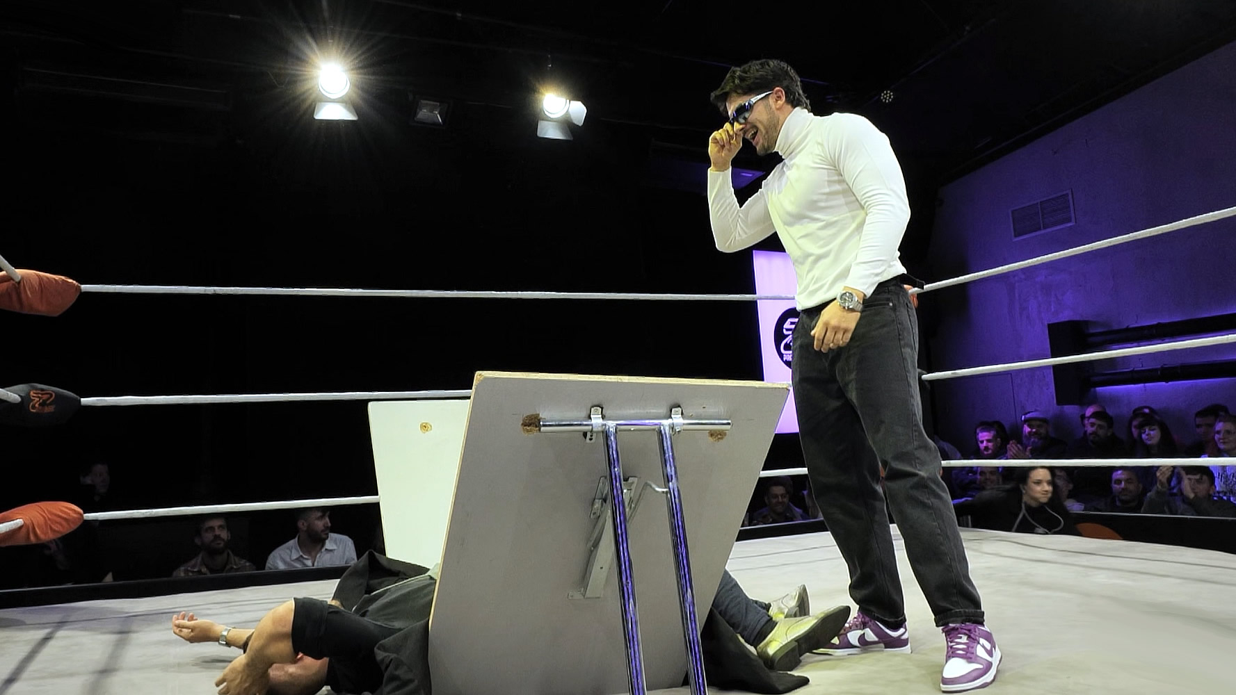Pallis throw Louis to table