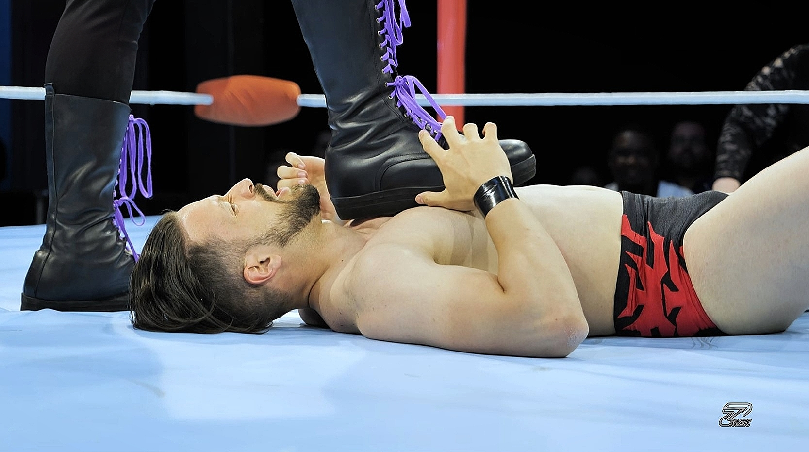 Kong boot to pin Abel